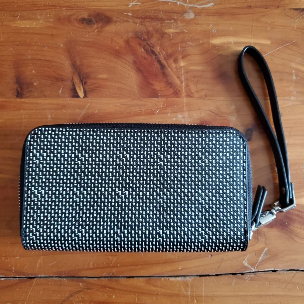 NWOT Stella & Dot Madison Smartphone Wallet Black/White Crème Breton Stripes